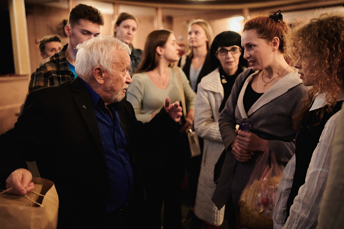Режисер фільму «Чому я живий» Віллен Новак після показу стрічки обговорює її із глядачами. Фото зі сторінки фестивалю у фейсбуцІ